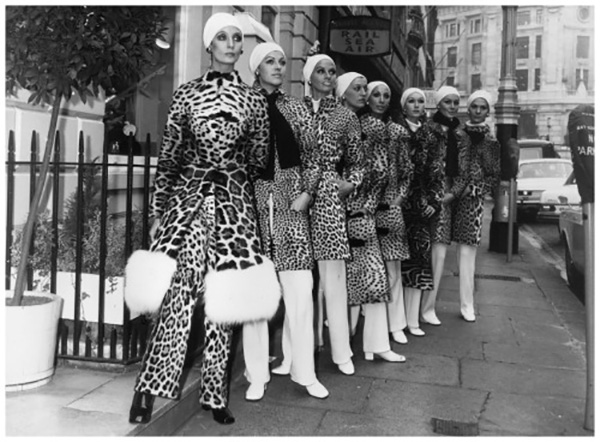 Modelos Christian Dior em animal print 1940